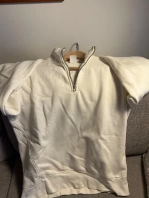 Quarter zip från Zara  - Säljer denna quarter zip från Zara till en billigt pris. Om du har funderingar skriv då. Pris kan alltid diskuteras. Storlek Xs-S