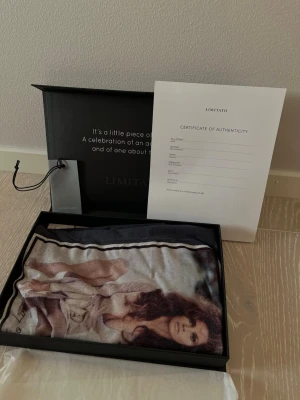 LIMITATO marinblå t-shirt med konstmotiv - LIMITATO t-shirt i marinblå bomull med ikoniskt fotoprint framtill av Raquel Welch, signerat av fotografen Terry O'Neill. Klassisk passform och rund hals. Kommer i originalbox med äkthetscertifikat. Grym statement-piece för dig som gillar konst och mode.