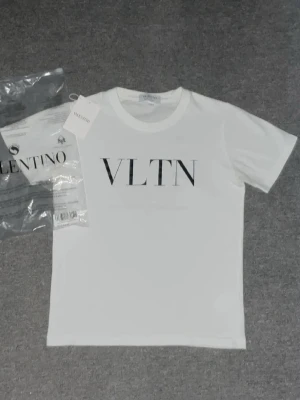 Vit valentino T-shirt  - Säljer en vit Valentino T-shirt i storlek S för 499 kan gå ner till 399 på ett Snabbköp😁