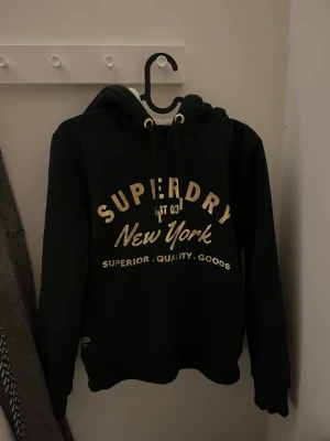Superdry hoodie - En vintage superdry hoodie, storleken är S men sitter lite mer åt xs hållet. Fluffig luva, väldigt skön!! Priset är inte helt fast!!