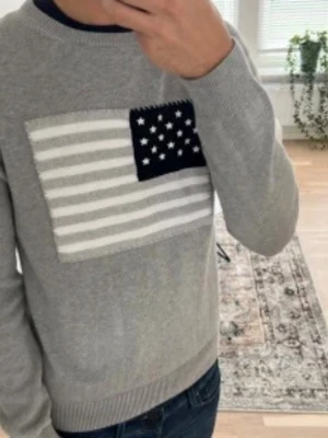 Grå stickad tröja från GANT - Snygg grå stickad tröja från GANT, barnstorlek men ca Stl S. Första bilden är inte min.🌷