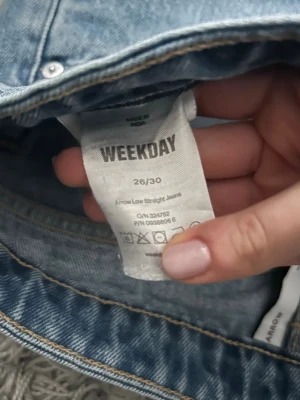 Weekday Arrow Low Straight Jeans 26/30 - Säljer ett par ljusblå Arrow Low Straight Jeans från Weekday.inköpta för 500, men har använts en del.