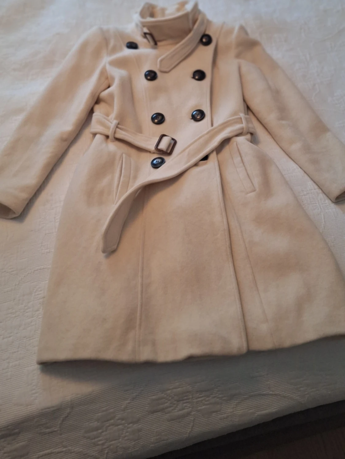 Beige trenchcoat med bälte och knappar - 2