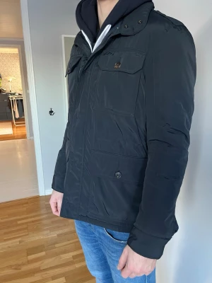 Field jacket Massimo Dutti  - Field Jacket ifrån Massimo Dutti | strl M | modellen är 186cm | skick 9/10 | hör av dig vid frågor och funderingar! 