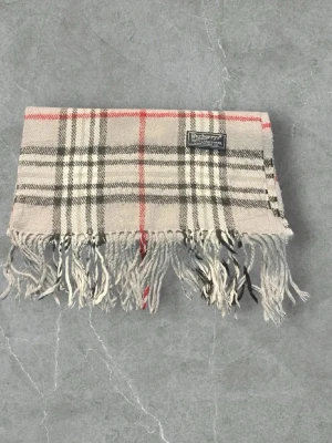 Burberry scarf - Grå scarf ifrån märket Burberry. Fint skick och äkta. Tveka inte att fråga om du har frågor