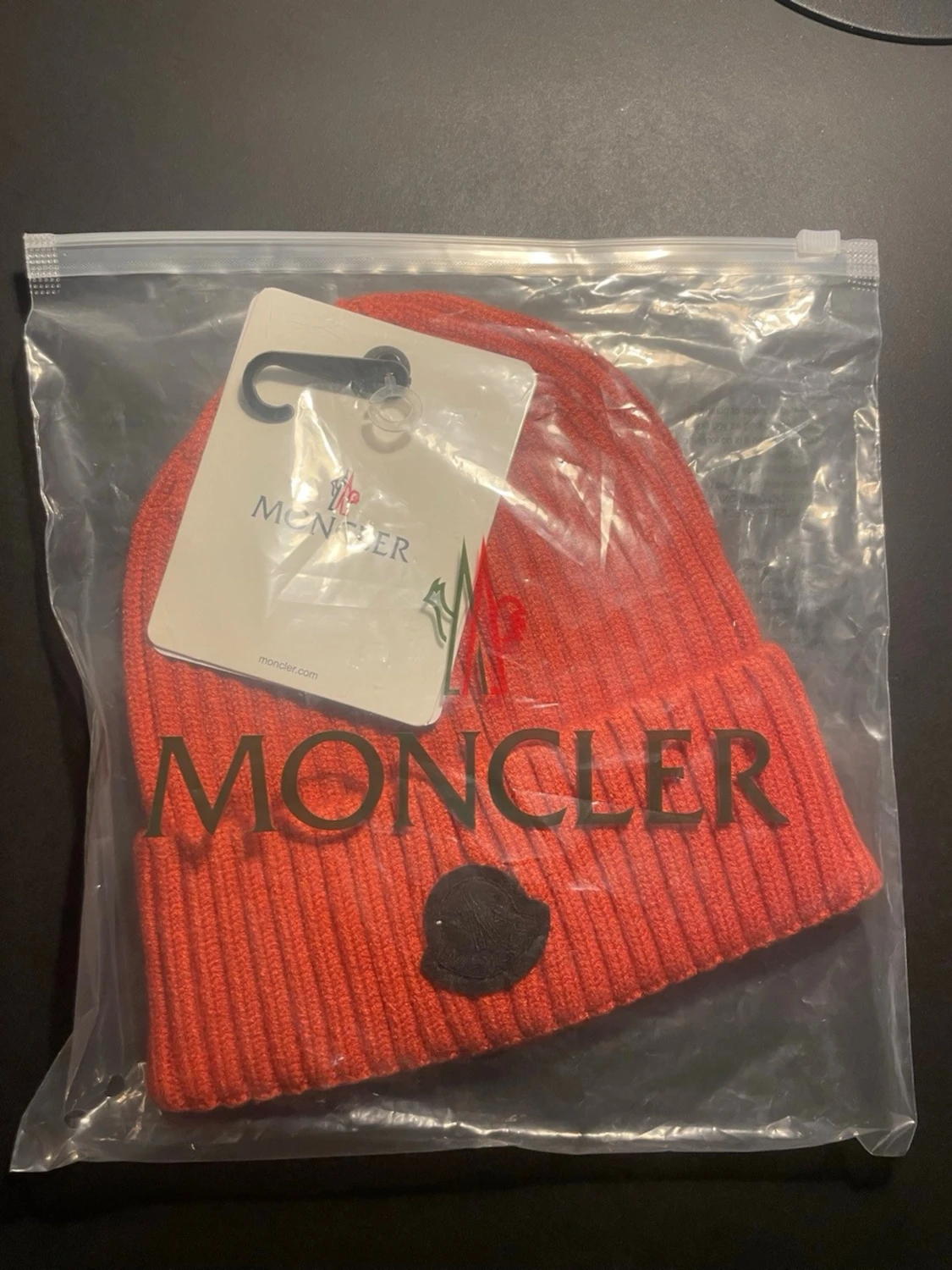 Röd ribbstickad mössa från Moncler