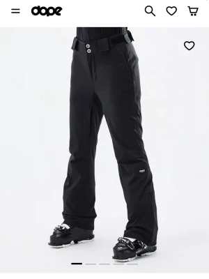 Svarta täckbyxor från Dope - Vill gärna byta ett par svarta skidbyxor från dope (kan eventuellt tänka mig att sälja), jag har storlek S och söker ett par i storlek M. Modellen CON W. Sparsamt använda, bara använt under sammanlagt 2 veckor. Skriv om intresserad, tryck helat inte på köp utan att skriva då jag helst vill byta💞🩷