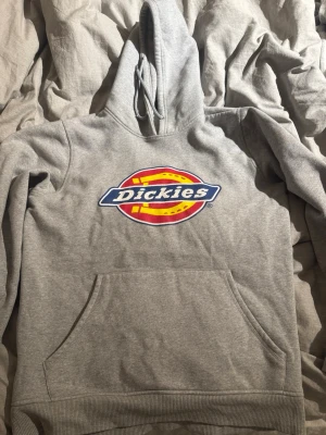 Dickies hoodie  - Grå dickies hoodie i fint skick. Knappt använd. storlek S=small 