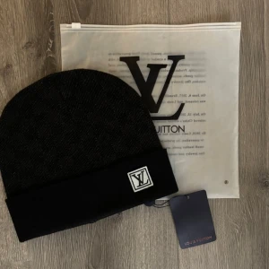 Lvmössa - Svart mössa med modern och enkel stil. Lätt att matcha och perfekt för höst och vinter. One size. Bra skick. Fraktar direkt efter köp. Pris kan diskuteras. Köpt är köpt.