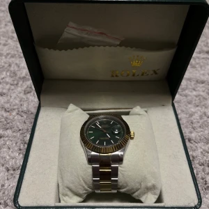 Klocka Datejust  - Skön klocka om du har frågor eller liknande är det bara skriva kommer med lådan samt extra sak som kan göra den längre. Denna klocka är faktiskt äkta men jag vill inte ha den längre. Så säljer för rimligt pris