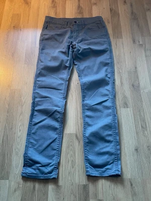 Levi's 511 blå jeans W32 L34 - Snygga blå Levi's 511 jeans med klassisk femficksdesign och raka ben. Jeansen är i bomullsmaterial och har en mörkblå ton. Perfekta för dig som gillar en stilren och enkel look. Levi's-logga på bakfickan och patch i midjan. Fråga gärna! Snabb leverans!