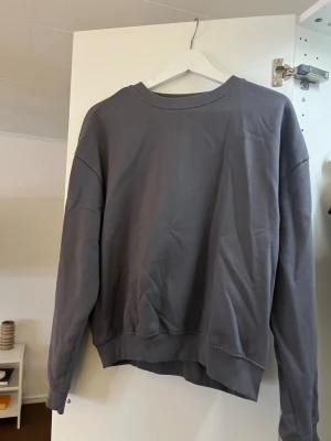 Mörkgrå sweatshirt  - Enkel och stilren mörkgrå sweatshirt från 157 i storlek XS. Perfekt basic plagg 