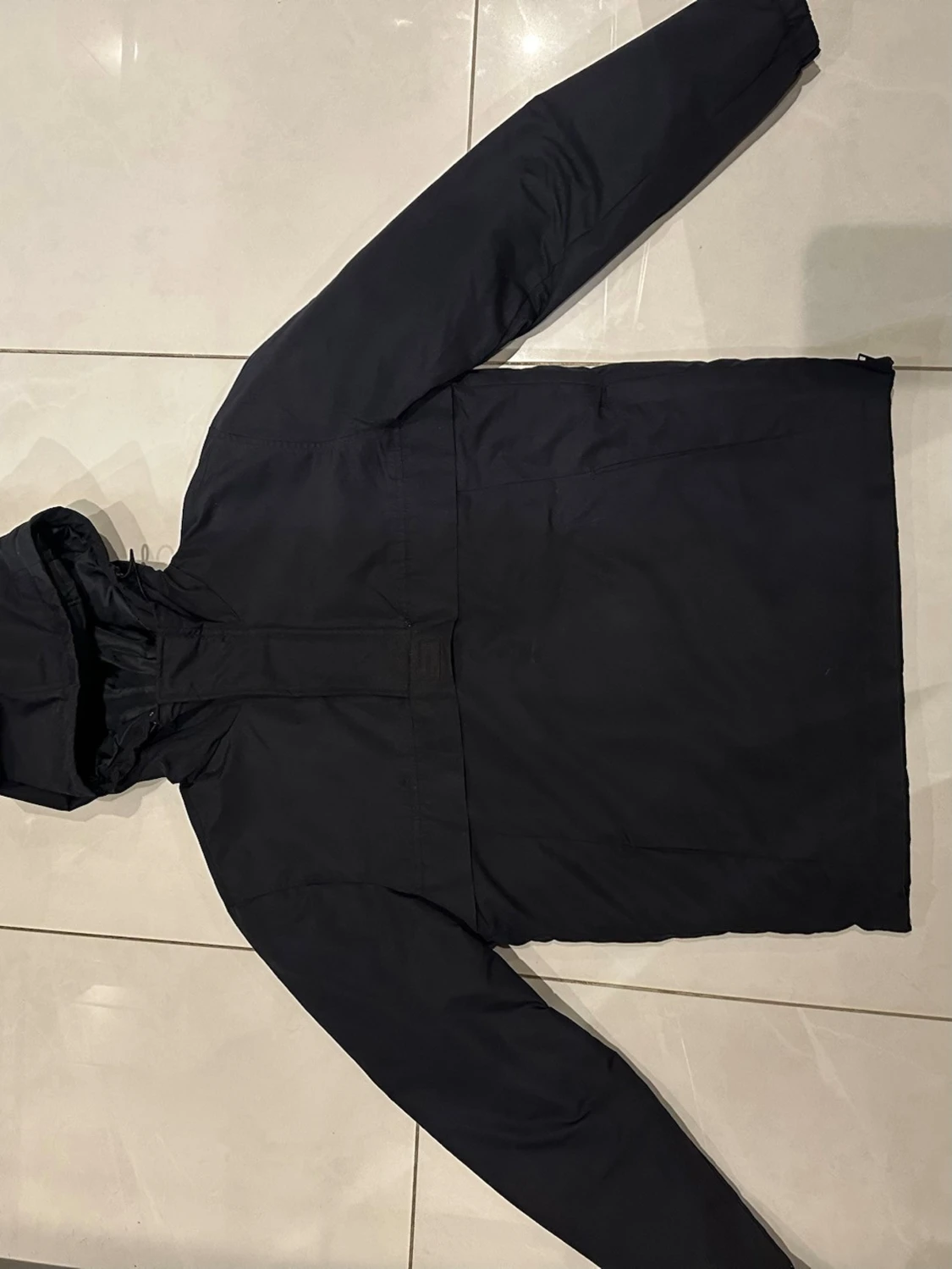 Svart vindtät jacka  med röd detalj den andra helt svart - 1