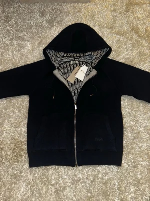 Mörkblå zip hoodie - Säljer min D10R zip hoodie, i färgen mörkblå. Den är helt oanvänd. Materialet på den är obeskrivbar, den är tjock varm och är i sjukt bra kvalité. Den är i storlek L men sitter bäst som M. Vid minsta lilla fundering hör av dig.  