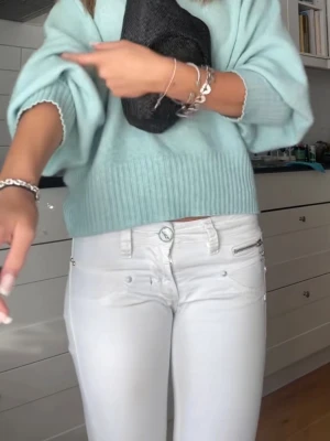 Turkos tröja  - Fin tröja från Alexandre Laurent som tyvärr inte kommer till användning mer. I bilderna är armarna uppdragna men kan oxå användas som en långärmad, skriv om intresse och fler bilder.  Inga defekter