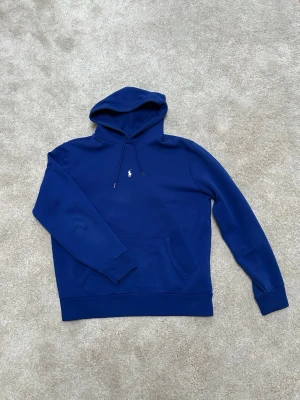 Ralph lauren hoodie - Säljer nu denna feta hoodie från Ralph lauren! Hoodien är i bra skick och är i storleken L. Tröjan kan även passa om man är i storlek M🙌. Hör av er vid intresse eller frågor! 