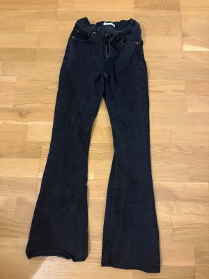 Jeans - Jeans från Gina tricot. Ganska korta i längden, passar dig som är 160 eller kortare🩷
