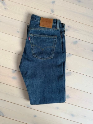 Levi's 501  - Klassiska Levi's 501 jeans i mörkblå tvätt | helt nya använda endast en gång | köpta på carlings i butik för runt 1300kr | inga defekter | pris går att diskutera vid snabb och enkel affär | storlek W32 L34 