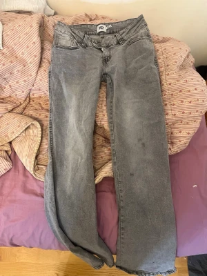 Gråa raka jeans från 157 - Säljer ett par gråa jeans från 157 med klassisk femficksmodell och raka ben. Jeansen har en tvättad look och normal passform, perfekta till en avslappnad stil. Materialet är jeans och färgen är en snygg, lite urtvättad grå.