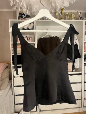 14+ satin tie top -  Säljer denna helt nya satin tie top från Gina tricot i storlek XS! Otroligt snygg som passar till festliga tillfällen. Älskar verkligen den, men den är något liten så därför jag säljer💓 skriv för frågor!