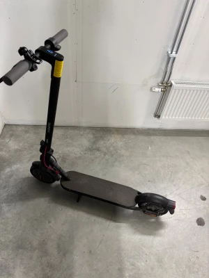 Xiaomi 4 lite elscooter  - Jag säljer en Xiaomi 4 lite scooter som går upp till 25 km/ h och 20km räckvidd. Den är snabb och smidig och åker långa sträckor som är perfekt för jobbet eller en kort resa. Jag köpte den för 5000kr och använde den i 3 månader innan jag inte behövde den mer. Däcken kanske behövs bytas eftersom den tid demonteras här vart använd. Laddare kommer med