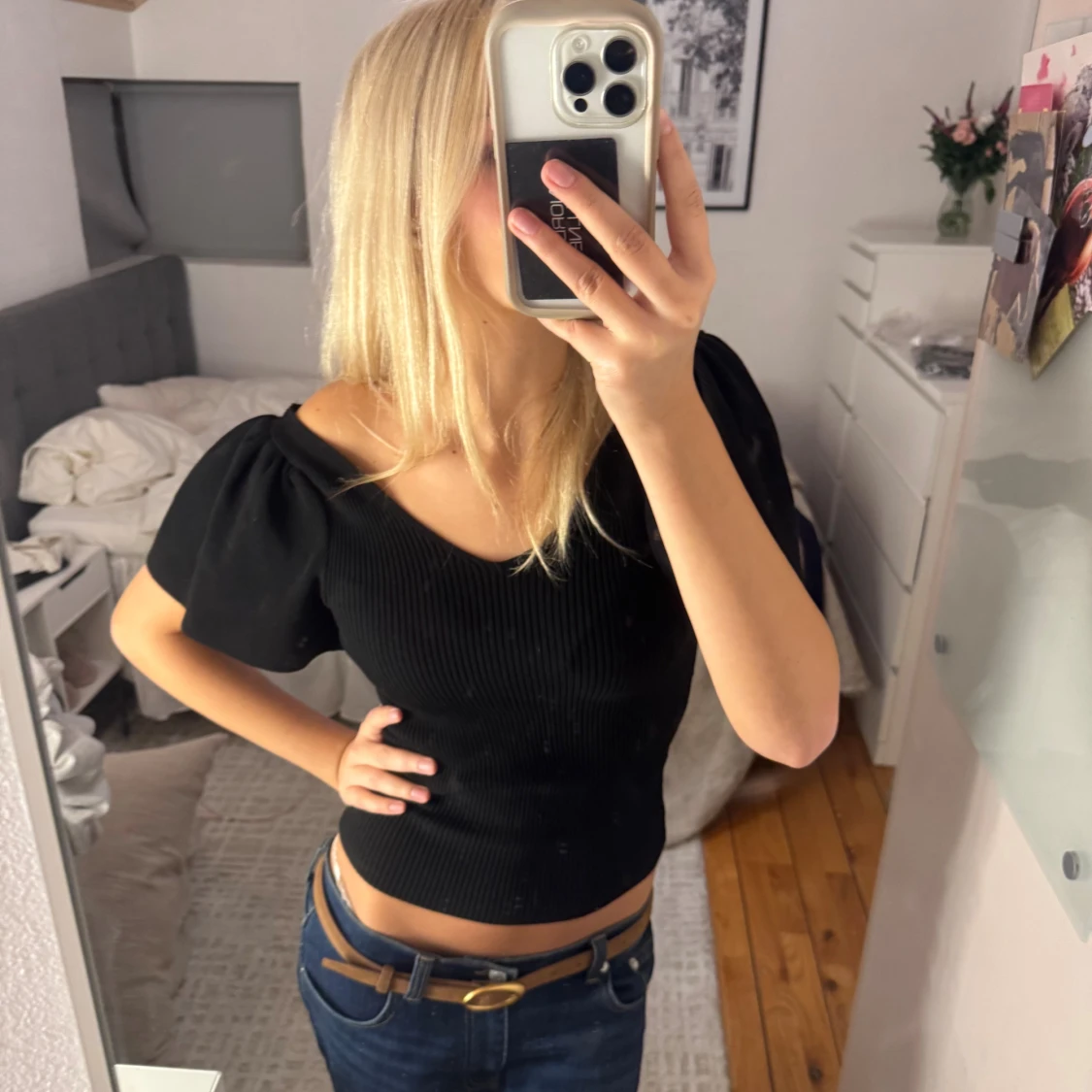 Svart ribbad croppad topp med puffärm