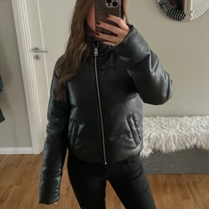 Svart pufferjacka från JDY - Säljer en snygg svart pufferjacka från JDY i storlek XS. Jackan har en dragkedja framtill och är perfekt för kyliga dagar. Den är i mycket bra skick och passar både till vardags och fest. Superbekväm och stilren design!