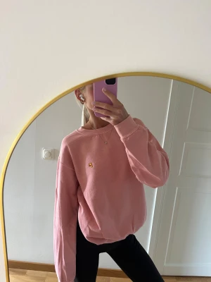 Rosa sweatshirt - Säljer en superfin rosa sweatshirt med liten pizza-brodyr på bröstet. Tröjan är knappt använd så i väldigt fint skick. Ifrån ASOS & i storlek S🩷