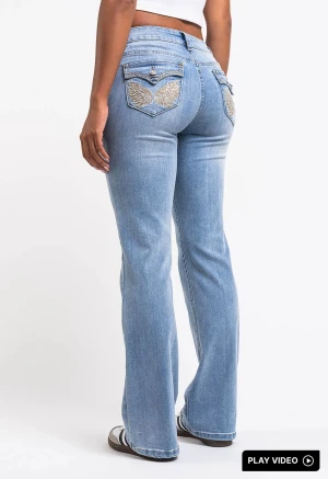 Bootcut ljusblå jeans från Madlady - Snygga ljusblå bootcut jeans från Madlady med broderade fickor bak i form av vingar. Jeansen har låg midja, breda ben och klassiska jeansdetaljer som framfickor och knappstängning. Perfekta för dig som gillar retrovibbar och coola detaljer.