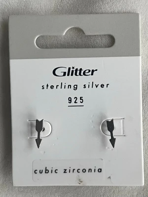 Pil örhängen  - Silverv örhängen från glitter, oanvända.
