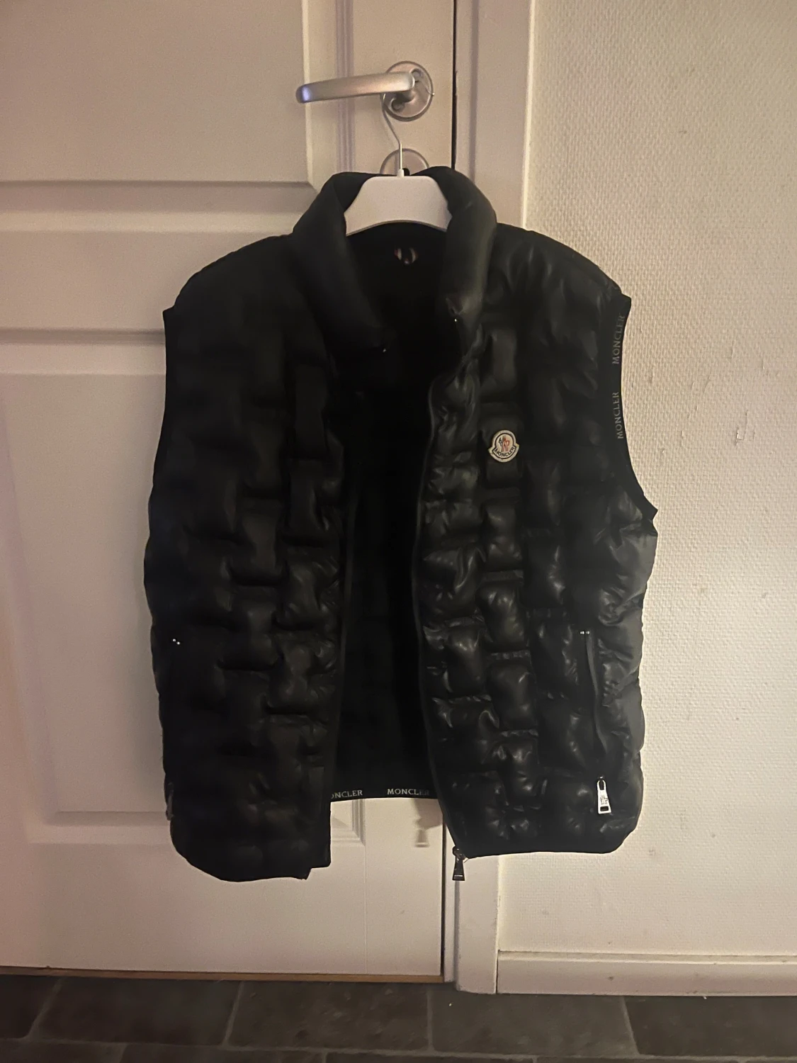 Svart dunväst från Moncler