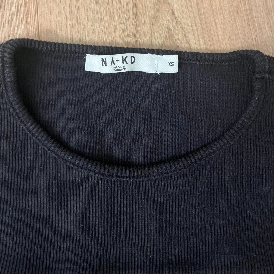 Svart ribbad topp från Chloes kollektion med  NA-KD - 1