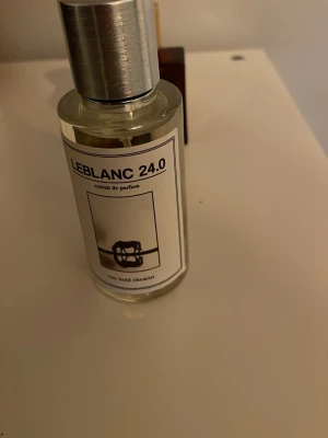 LEBLANC 24.0 Extrait de Parfum - LEBLANC 24.0 är en extrait de parfum från one bold chemist. Modern design och stilren etikett gör den till ett snyggt tillskott i din samling. Perfekt för dig som gillar unika och trendiga dofter.