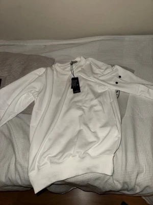 Stone Island tröja - Säljer just nu denna feta vita Stone Island tröja. Den är oanvänd med alla tags kvar. Den är i storlek Xxl men passar även xl. Vid frågor är det bara att skriva. Perfekt julklapp också!!!