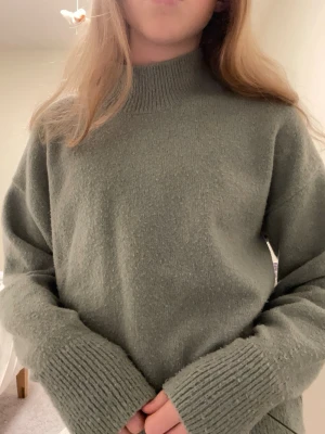 Other & stories Tröja - En jättefin olivgrön tröja från other & stories 