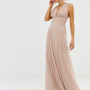 Balklänning  - Säljer denna fina ljusrosa balklänningen! Den är från asos och ska vara tall💕 har tyvärr inga bilder med den på mig för den är för liten i midjan och för stor i bysten💕pris kan diskuteras🤗