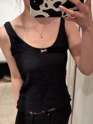 Odd Molly Svart linnetopp med rosett - Säljer en svart linnetopp från Odd Molly. Storlek 0 (36). Bra skick. (Smutsig spegel)