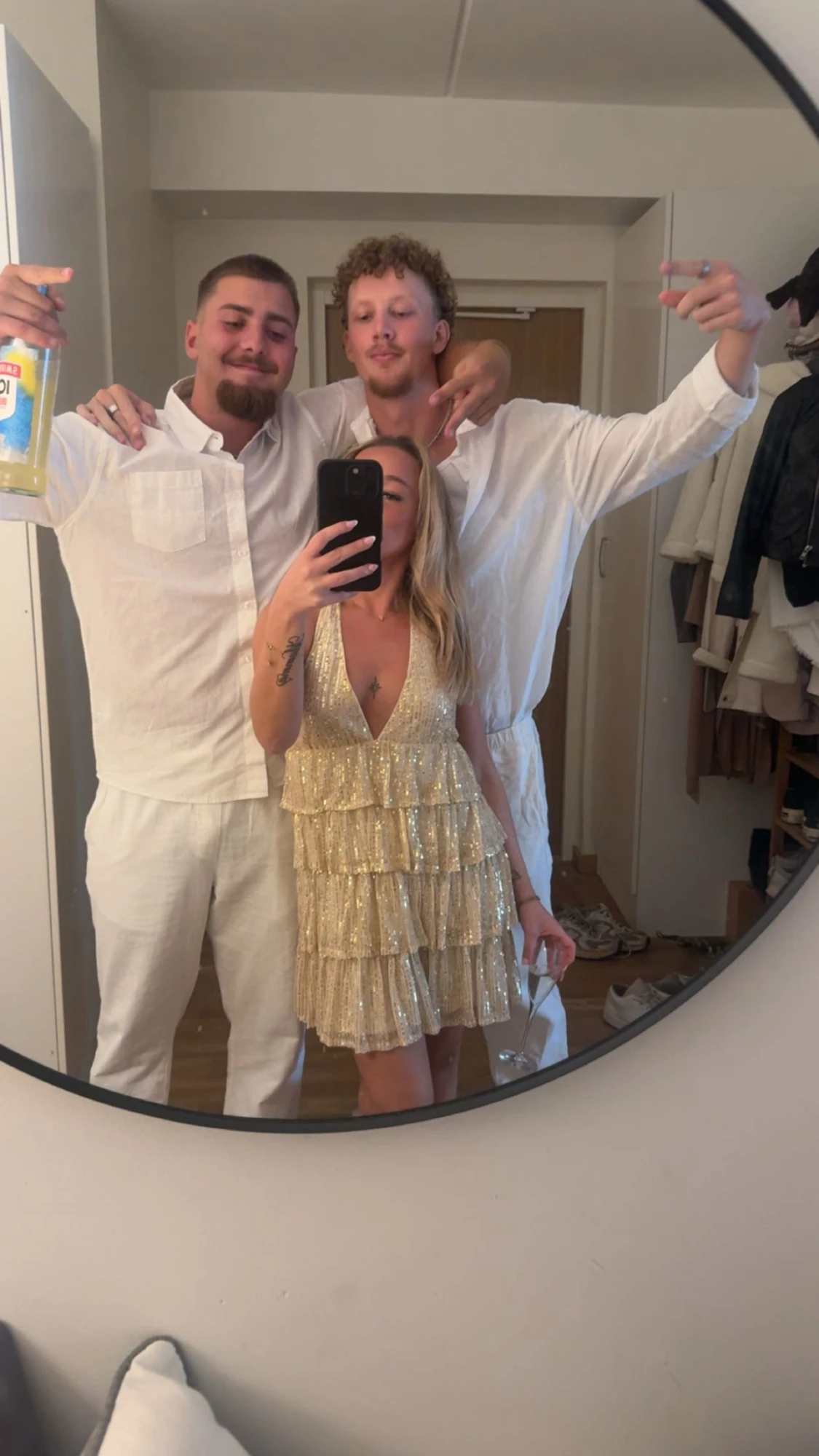 Glittrig champagnefärgad kortklänning