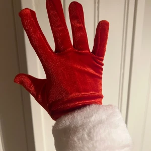 Tomtevantar i röd sammet och vit fuskpäls - Röda sammetsvantar med vit kant i fuskpäls. One size. Perfekt för julens festligheter! 