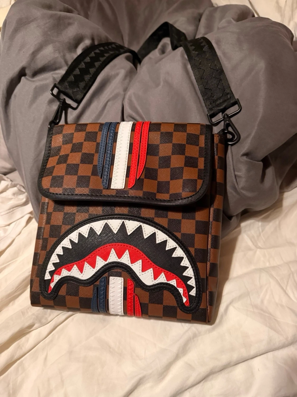 Sprayground rutig axelväska limited edition