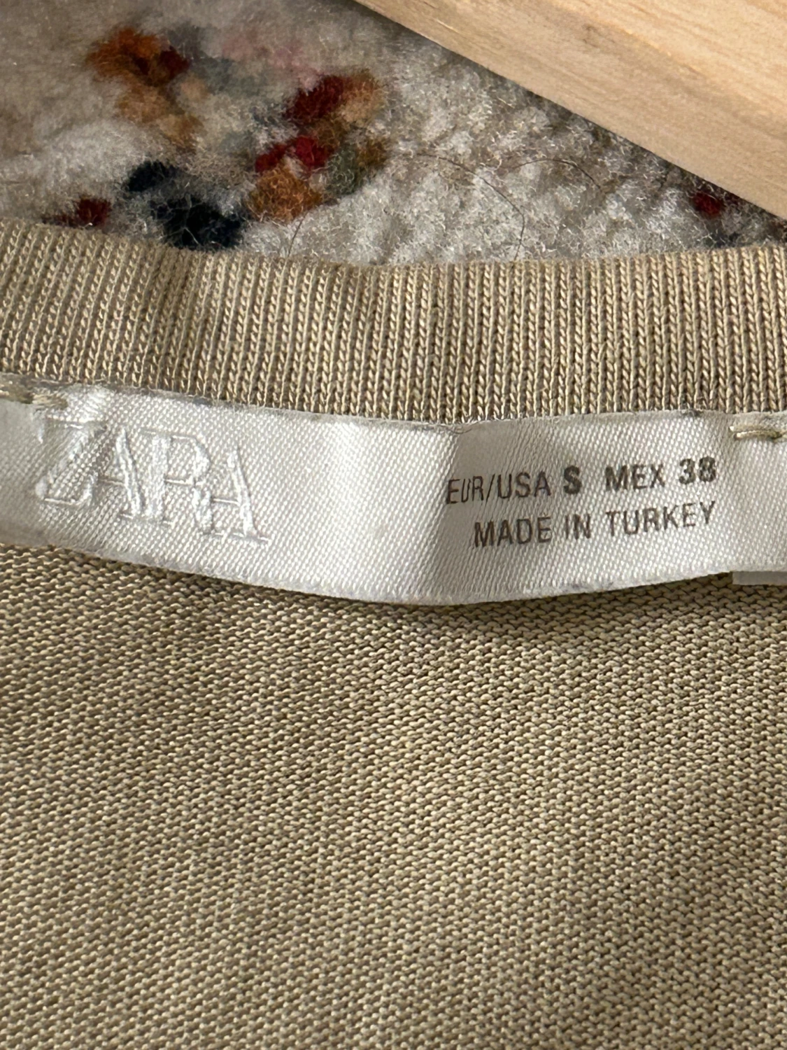 Beige t-shirt från Zara, storlek S - 1