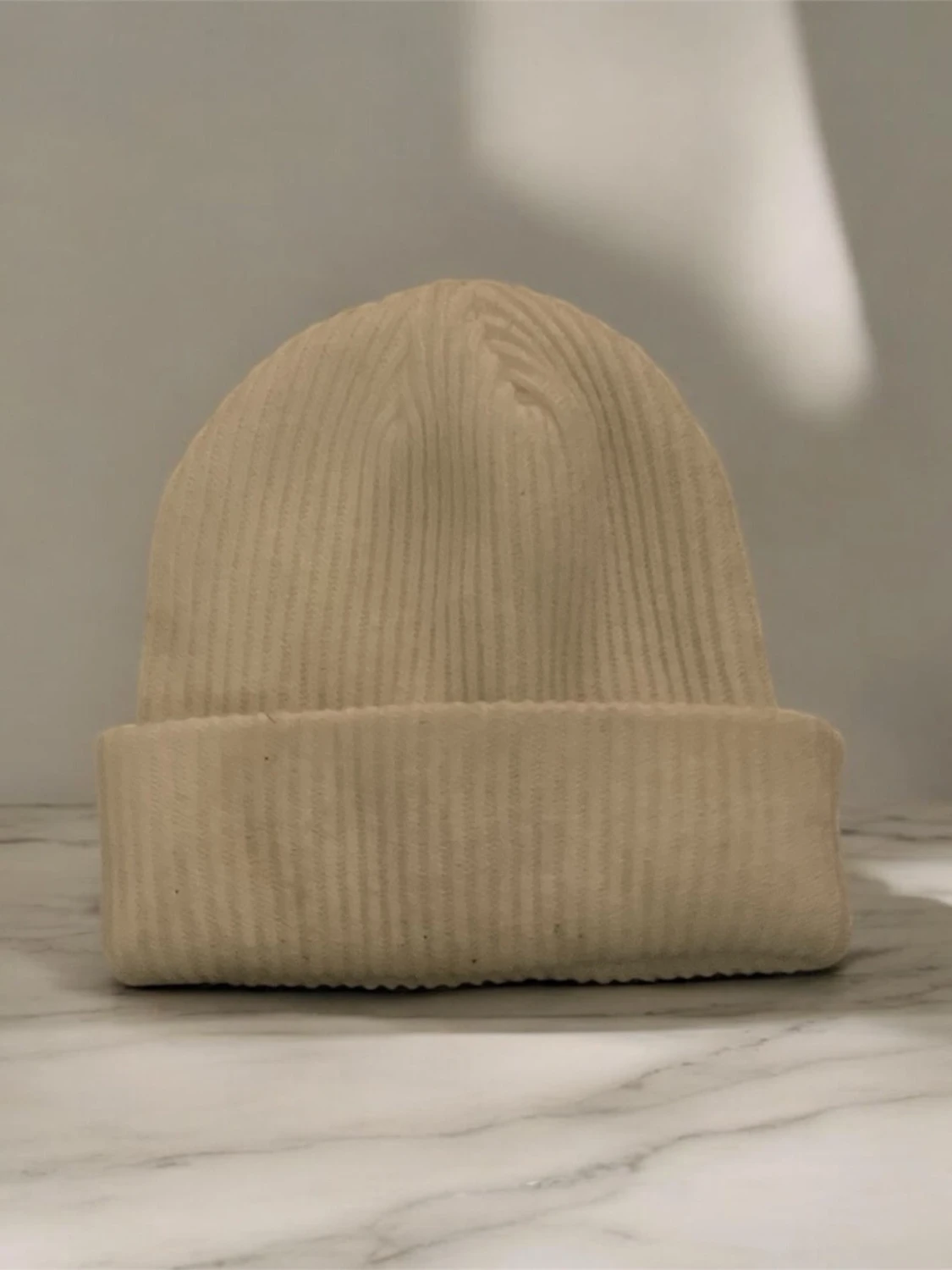 Vit ribbad mössa från Moncler - 1