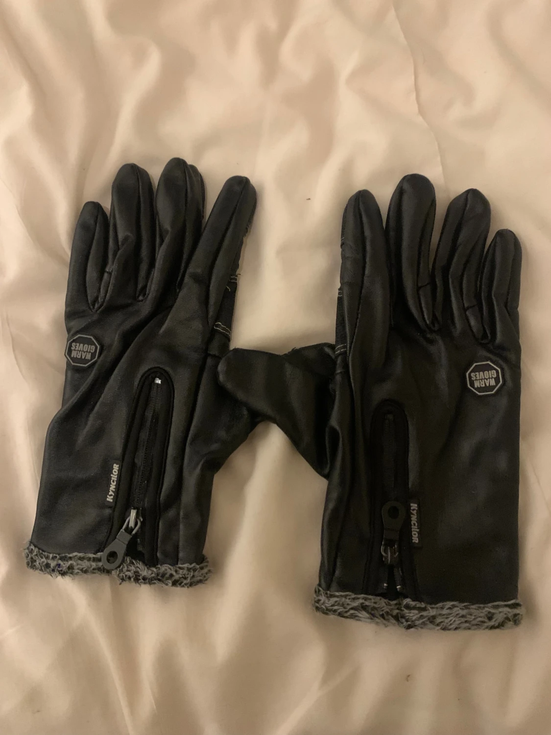 Svart skinnväst med pälsdetalj - 1