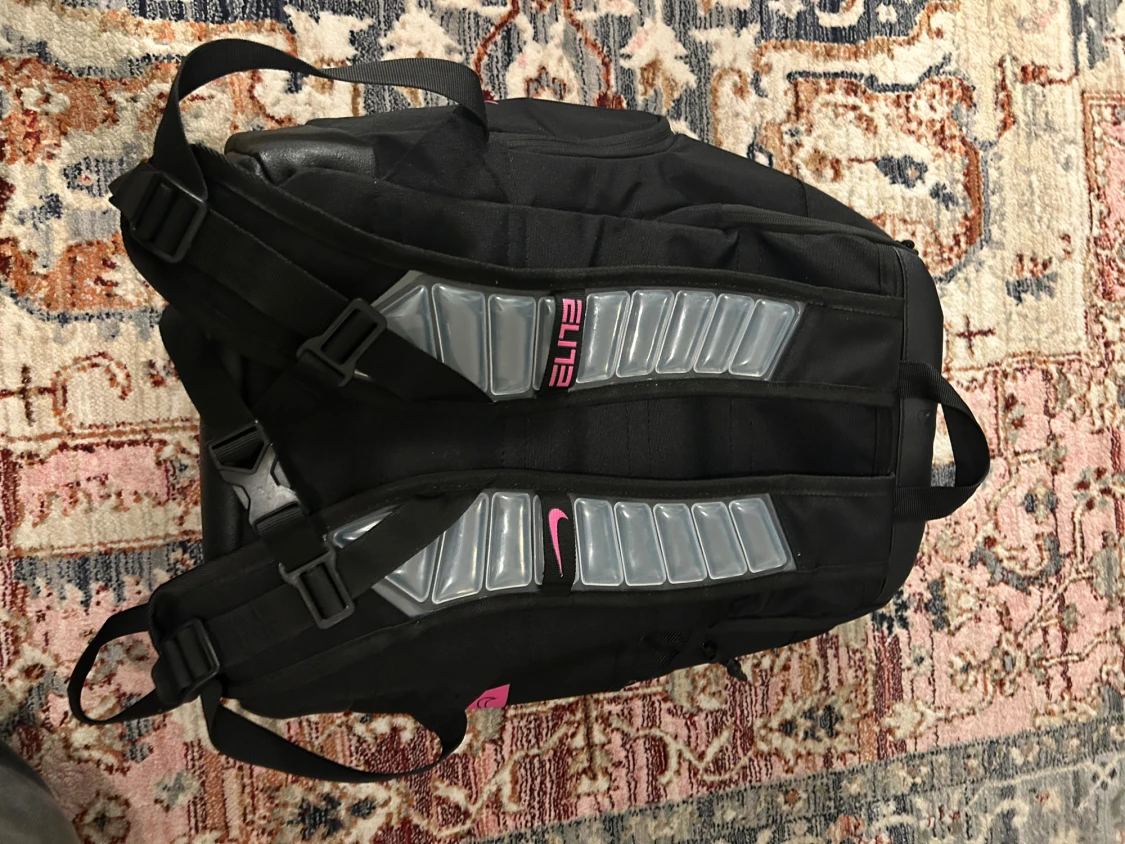 Svart Nike Elite ryggsäck med rosa detaljer