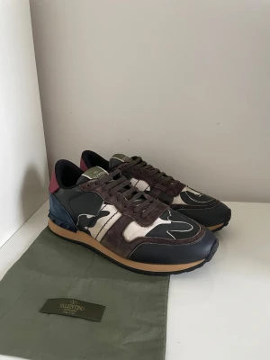 Valentino rockrunner skor  - Säljer nu dessa Valentino rockrunner skor, skriv för fler bilder/frågor🙌🏼