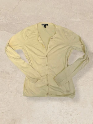 Ljusgul kofta - Jättefin ljusgul kofta i tunt och skönt material 💕 Snygg att ha både öppen och knäppt. Använd få gånger och i väldigt fint skick. Storlek S💕