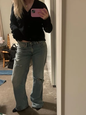 Baggy jeans zara  - Jätte snygga baggy ljusblå jeans med hål ifrån Zara! Jag är 160 för referens❣️