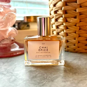 Chai Épicé Eau de Parfum - Trendig parfym med 30 ml volym, tillverkad i USA. Perfekt för dig som vill sticka ut med en unik doft och snygg flaska i väskan. Ny