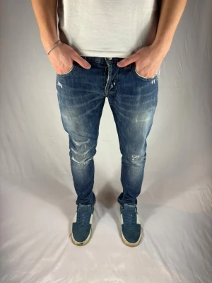 Dondup jeans  - Dondup jeans | Pris = 1199 kr | storlek 30 | Modellen är 178 cm | original slitningar från fabrik | hör av dig vid minsta fundering!!