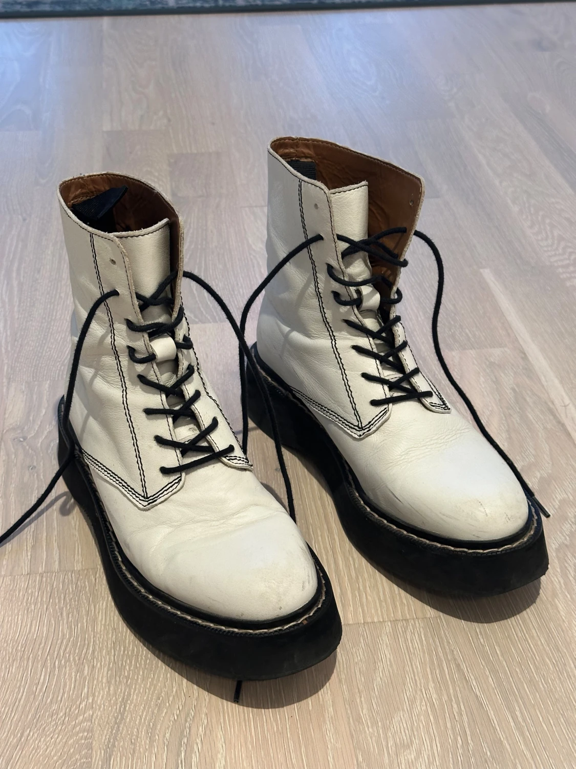 Vita ZARA boots med svart sula och snörning